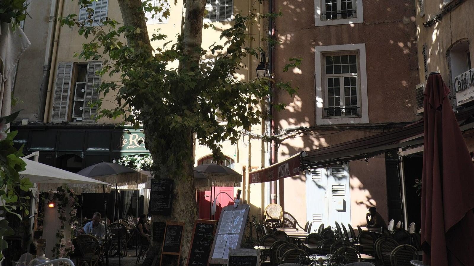 Un square d Aix-en-Provence, du type de ceux qui accueillent les séances en plein air