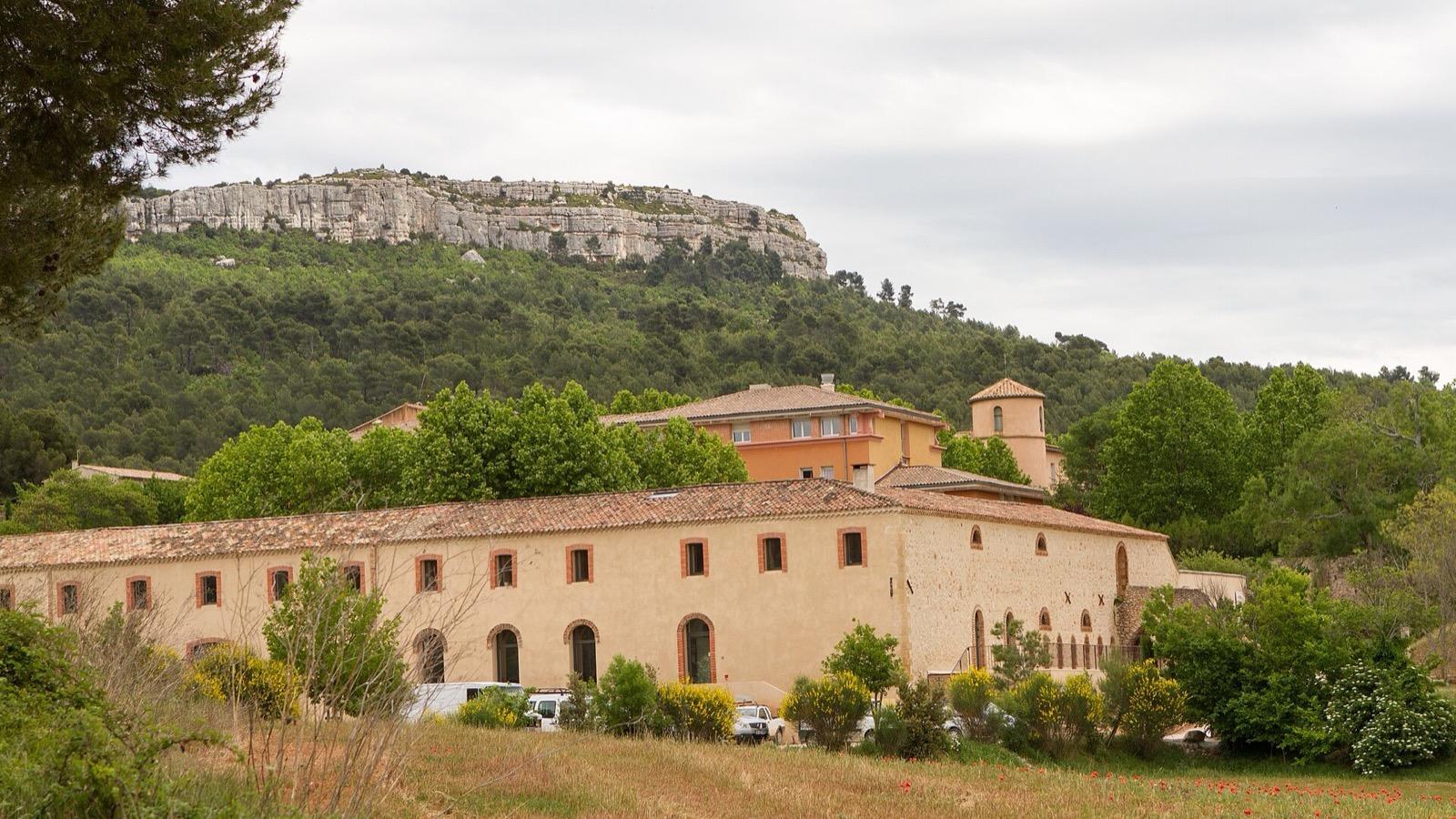 Le village de Beaurecueil et sa mairie au pied de la montagne Sainte-Victoire