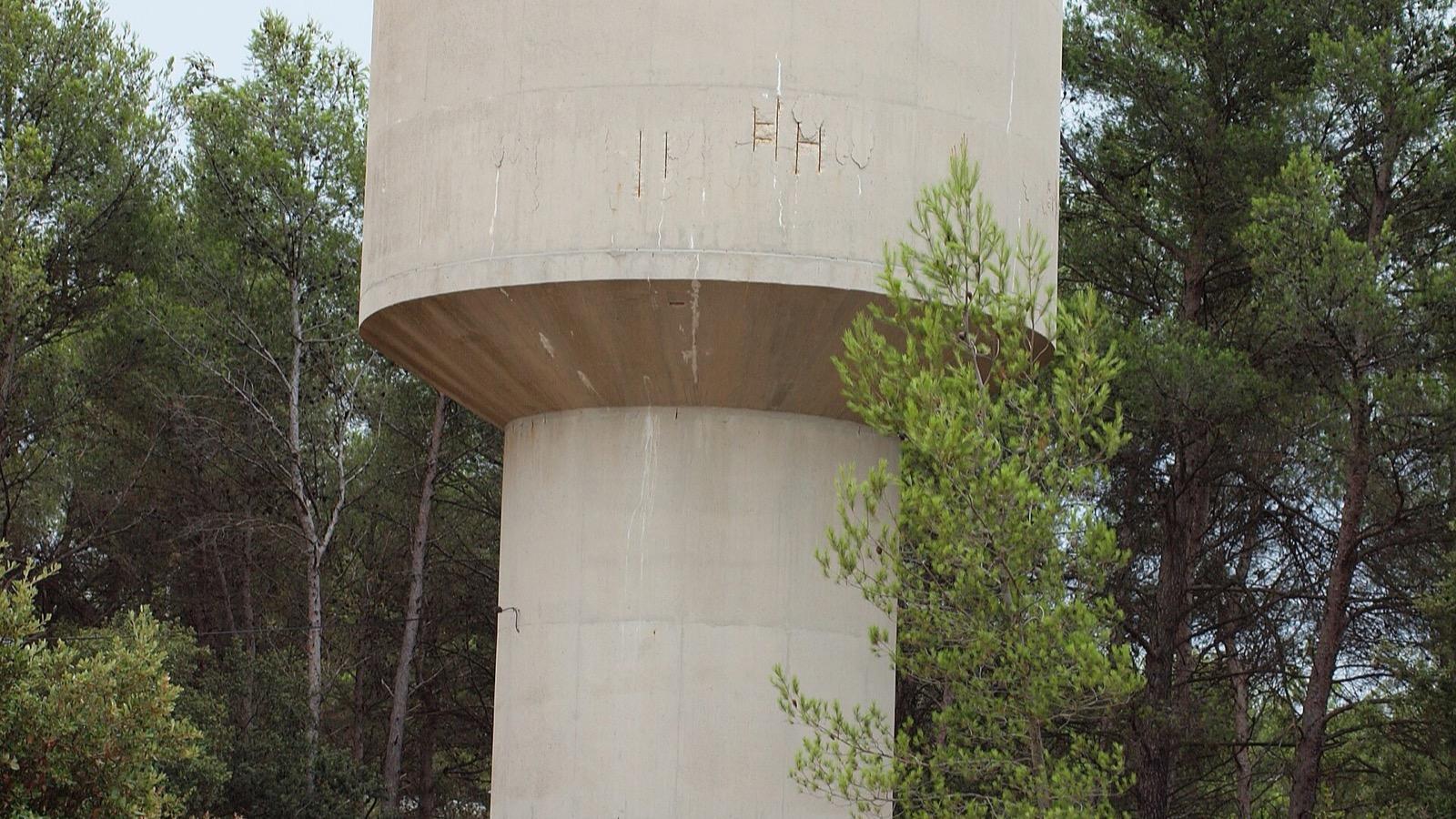 La salle du conseil municipal d'une mairie de village de Provence pendant une séance