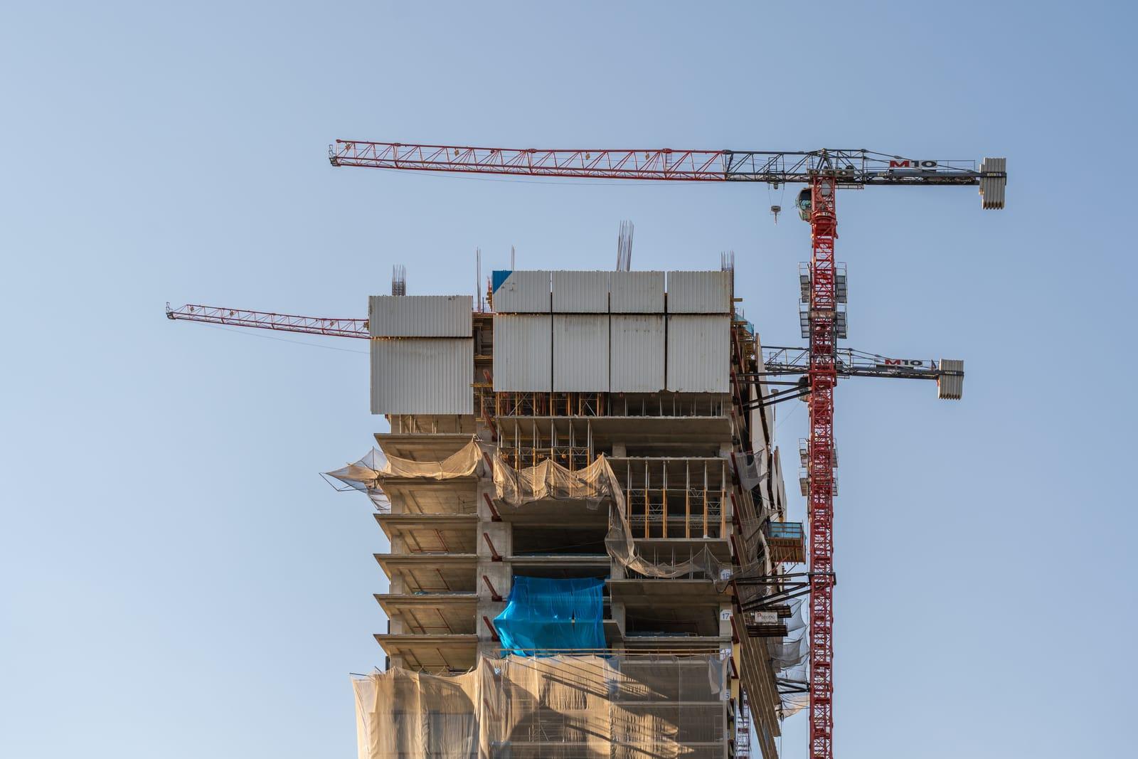 Des grues sur un chantier de construction