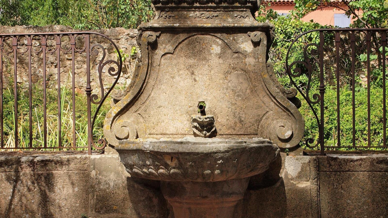 Une fontaine du parc du château, à Châteauneuf-le-Rouge