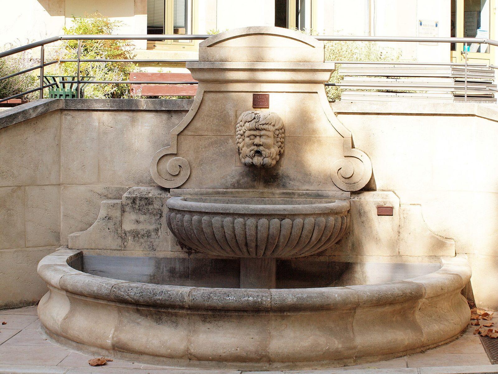 La fontaine devant la mairie de Fuveau