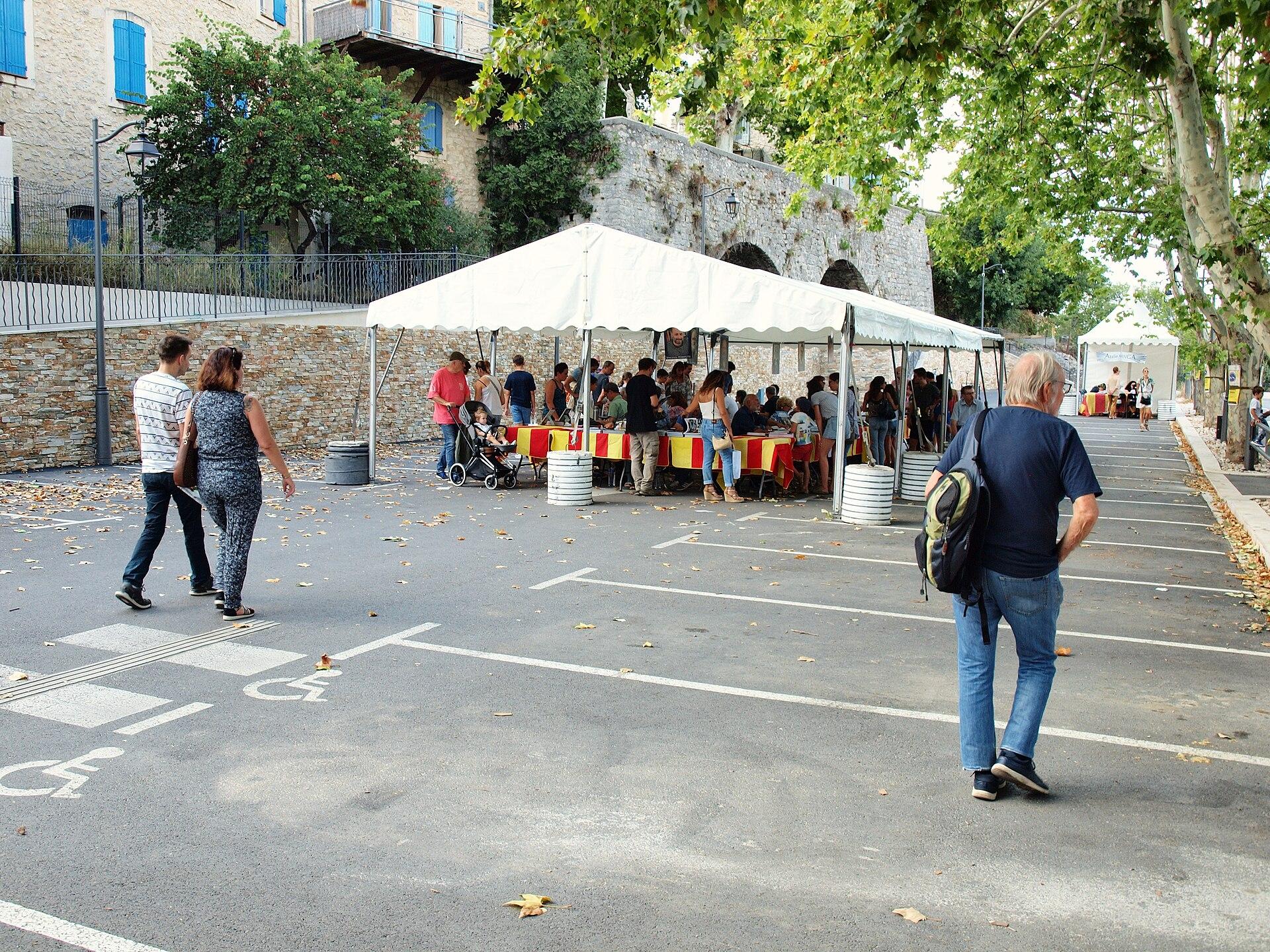 Un stand associatif installé sur la place centrale de Fuveau, aux abords du vieux village