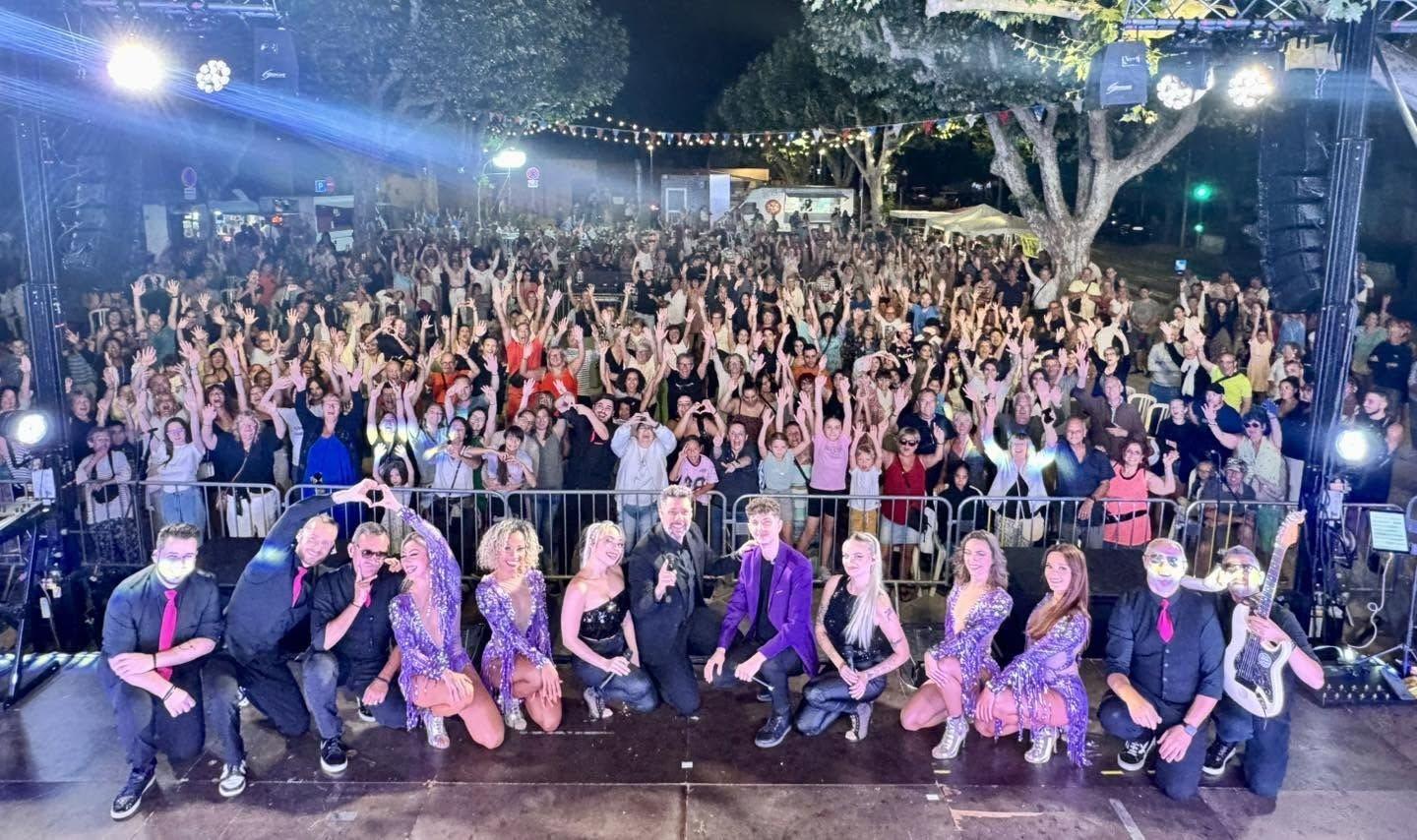 Une fête de quartier en soirée