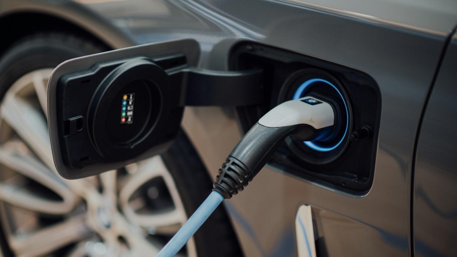 Un câble de recharge branché sur une voiture électrique (image d'illustration)