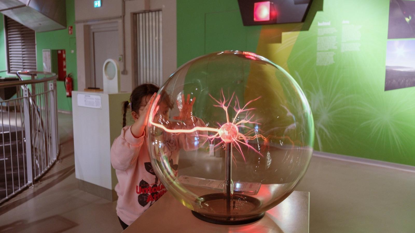 Un enfant devant une expérience scientifique (image d'illustration)