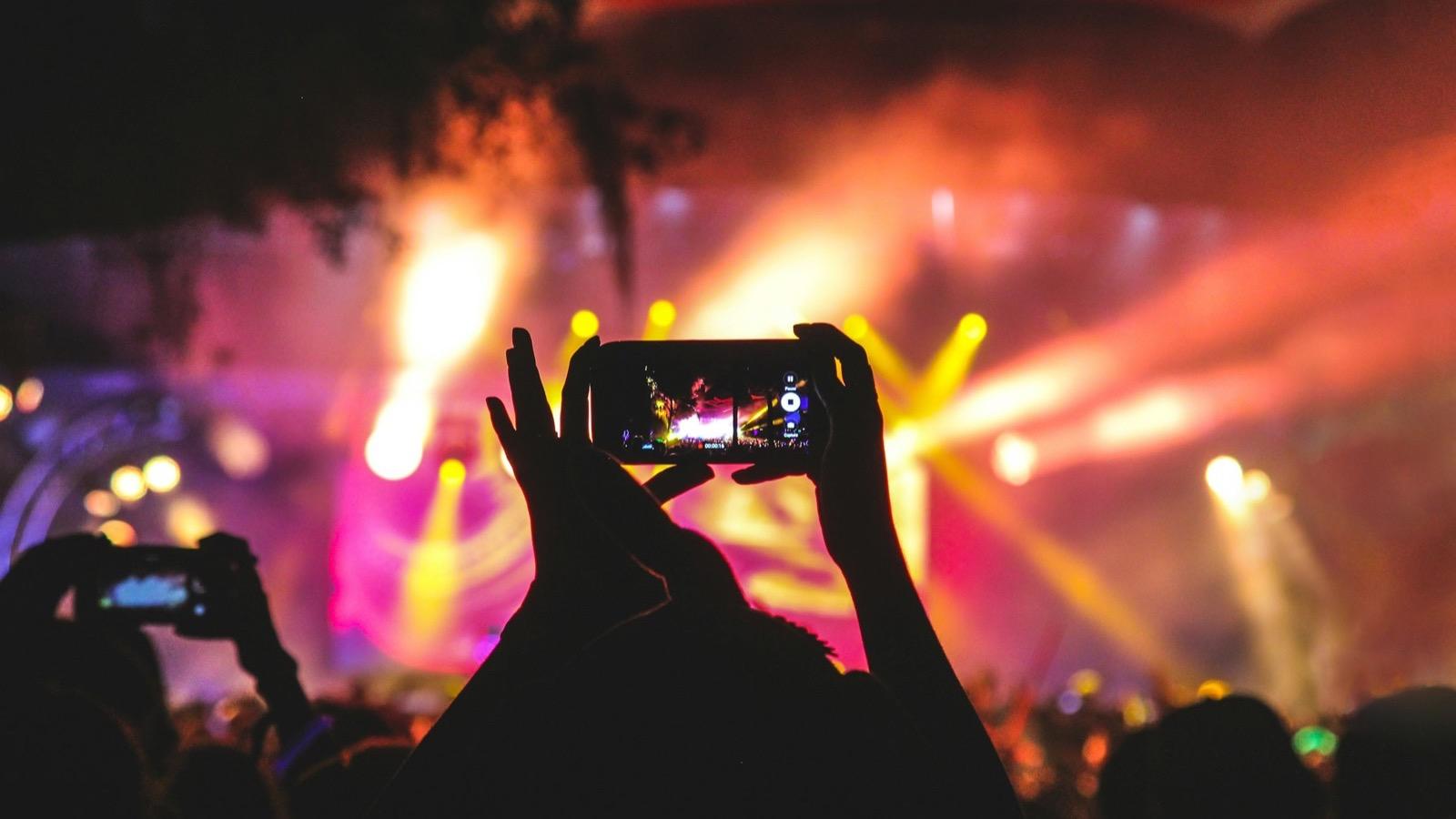 Concert en plein air illuminé la nuit (image d'illustration)