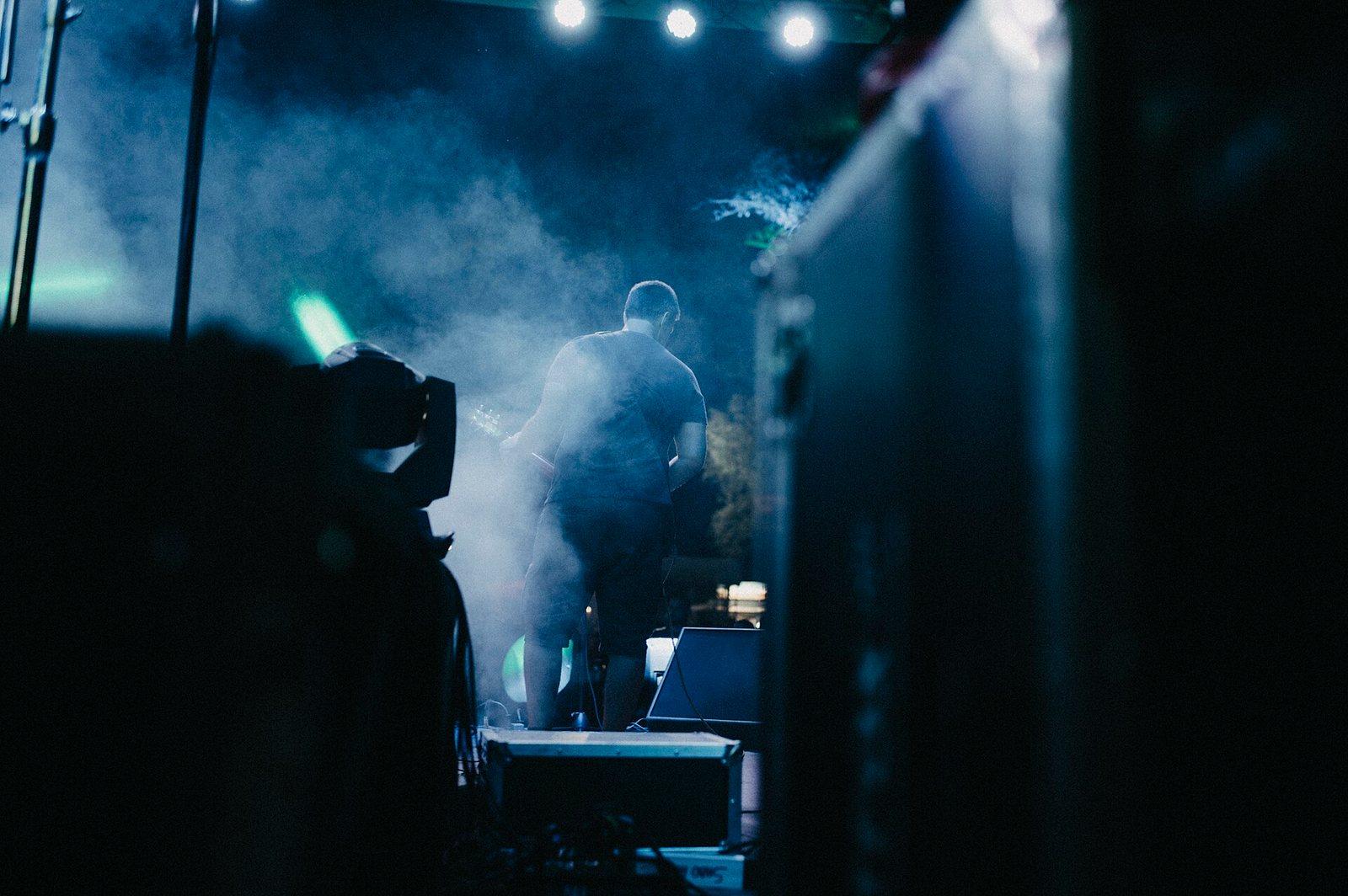 Un concert de plein air en soirée