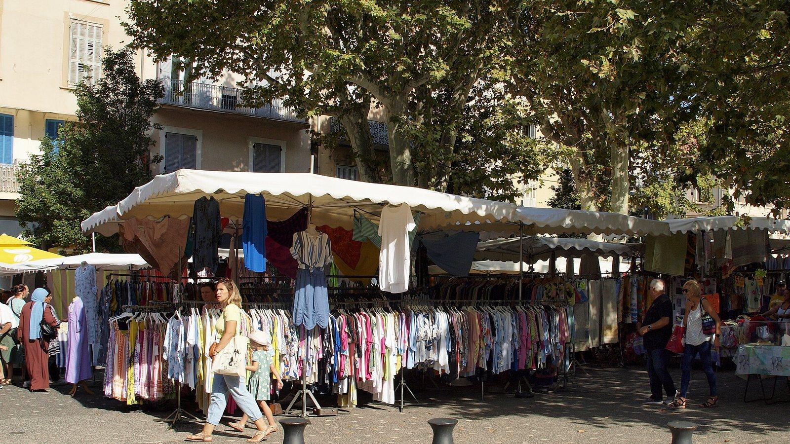 Le marché de Gardanne, place principale, avec ses étals de fruits et légumes
