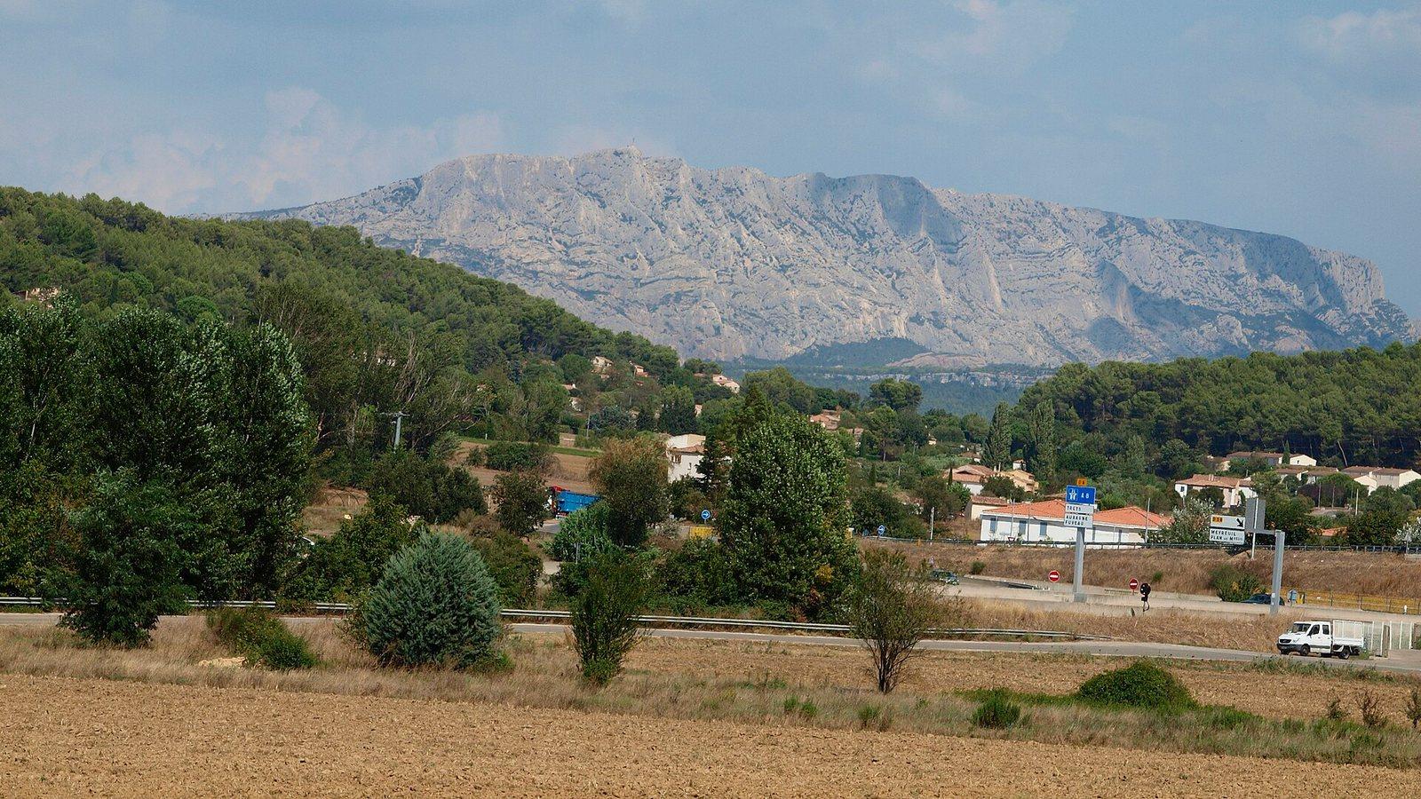 Vue depuis Gardanne vers les hauteurs du Venturi, sous un ciel d'été sec