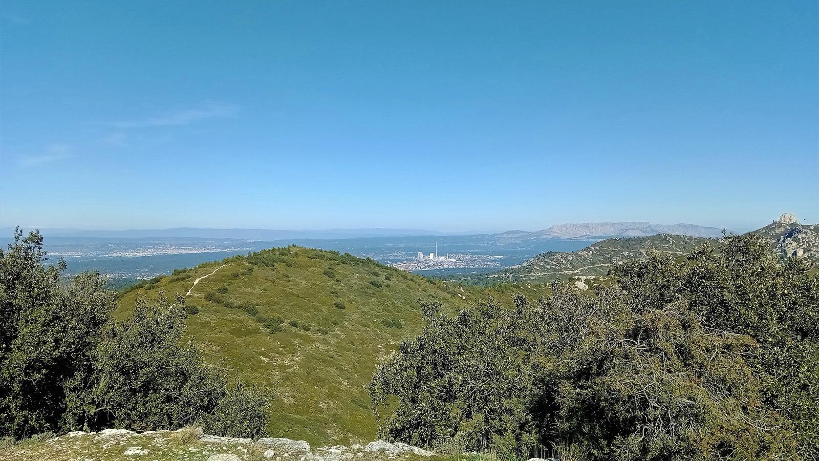 Vue du massif de l'Étoile depuis Gardanne, où se situe le stade Albert-Curet à Biver
