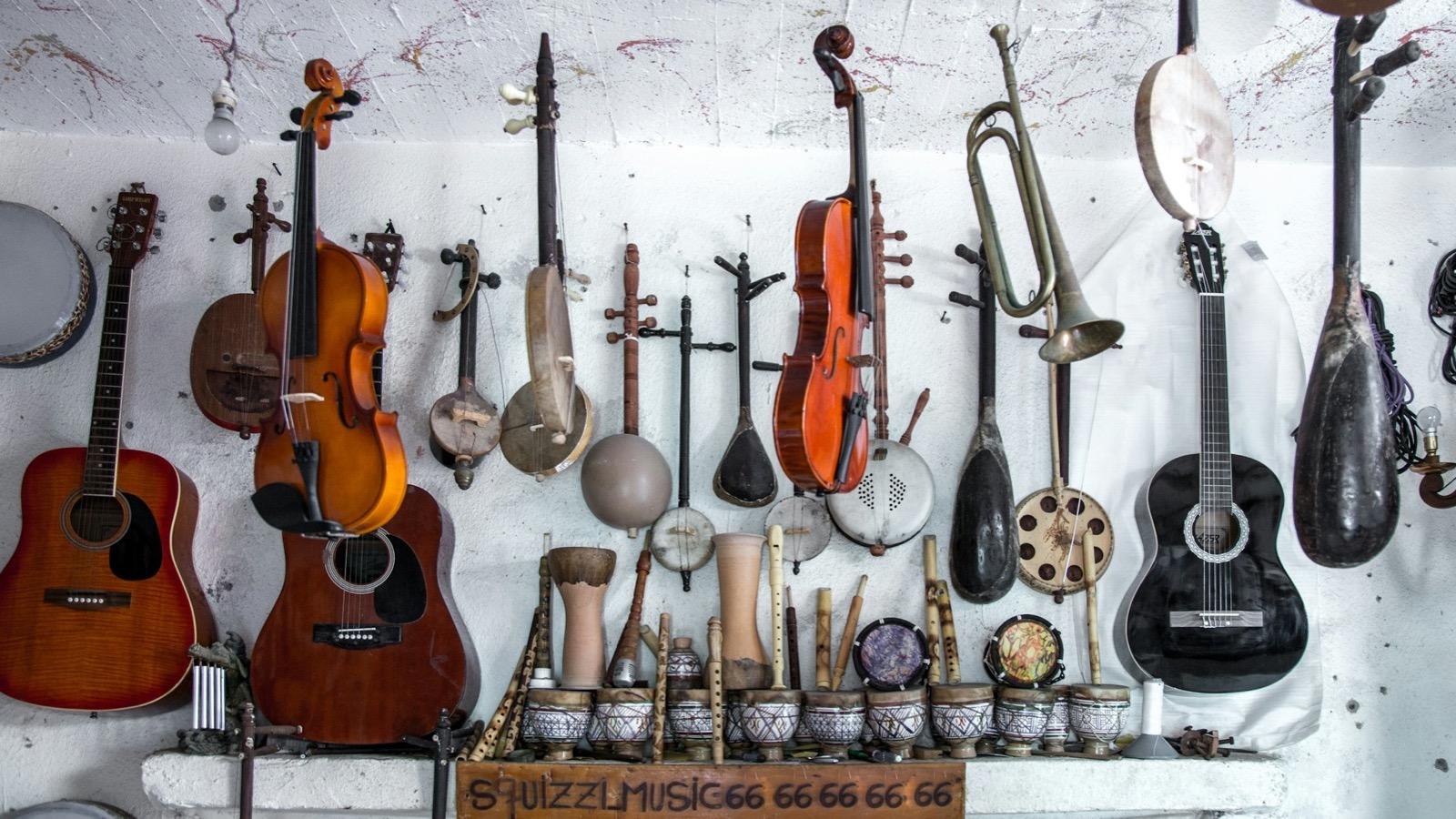Des guitares alignées dans une salle de musique (image d'illustration)