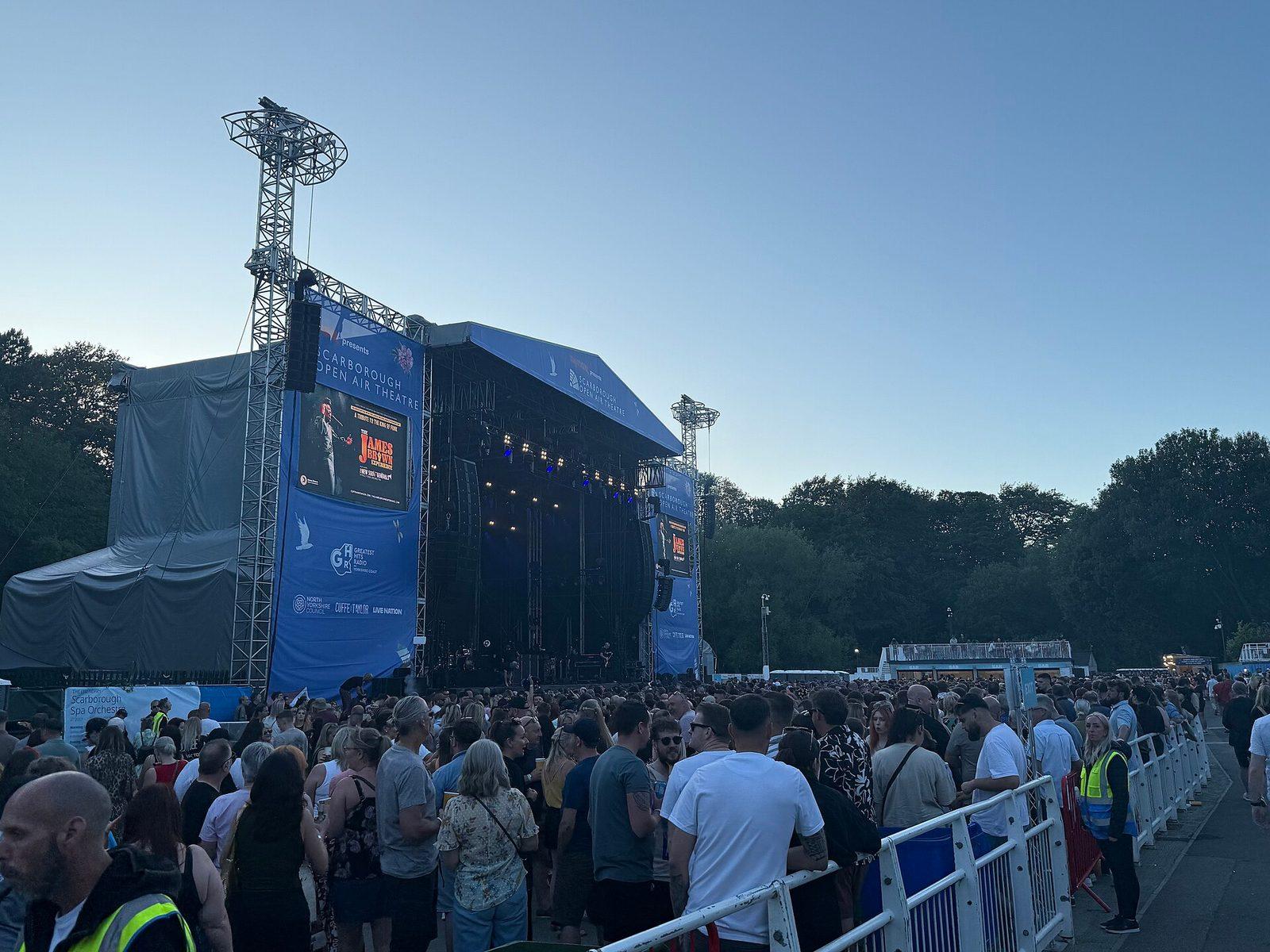 Un concert de plein air en soirée