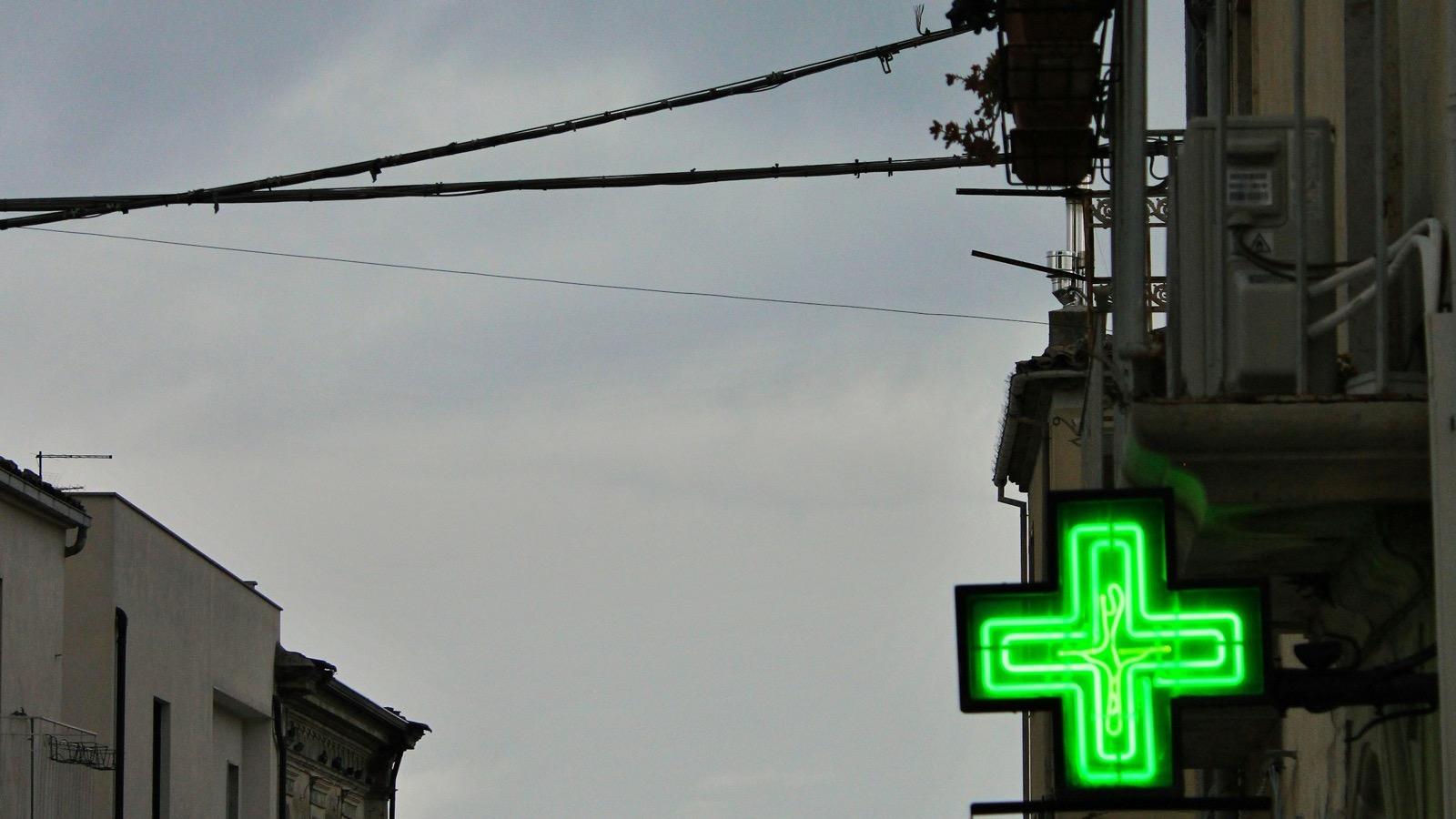 Une croix verte de pharmacie dans une rue (image d'illustration)