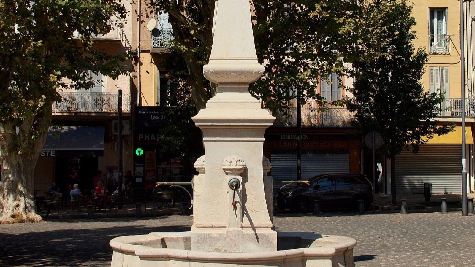 La fontaine de la place de la République, à Gardanne