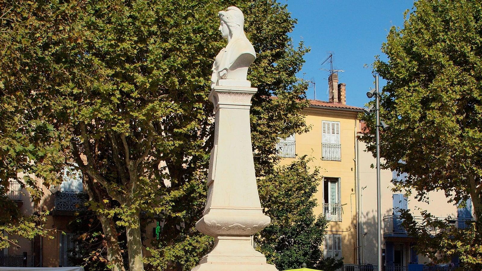 La Fontaine de la République et son buste de Marianne, place du marché à Gardanne