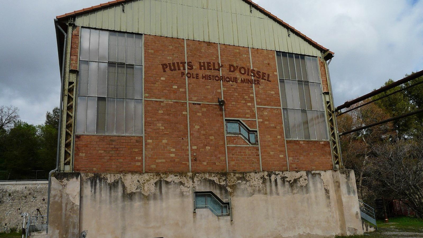 Le puits Hély d'Oissel bâtiment moteur, à Gréasque