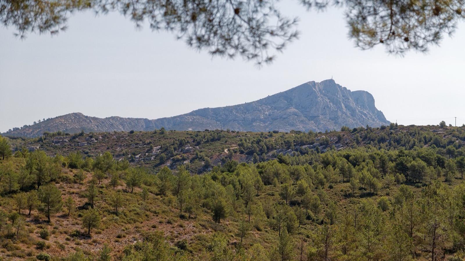 Mairie du Tholonet, commune des Bouches-du-Rhône au pied de la Sainte-Victoire