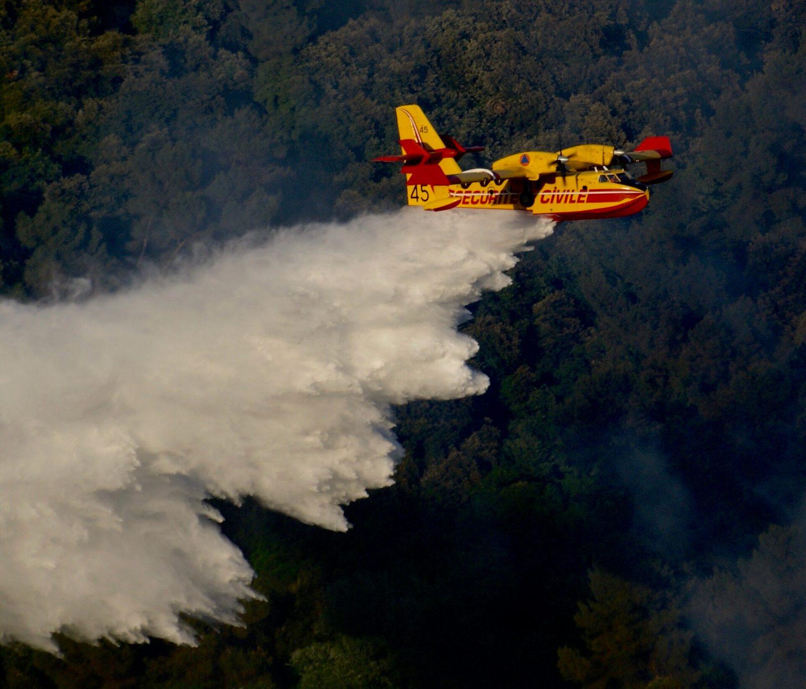 Un avion bombardier d'eau en intervention