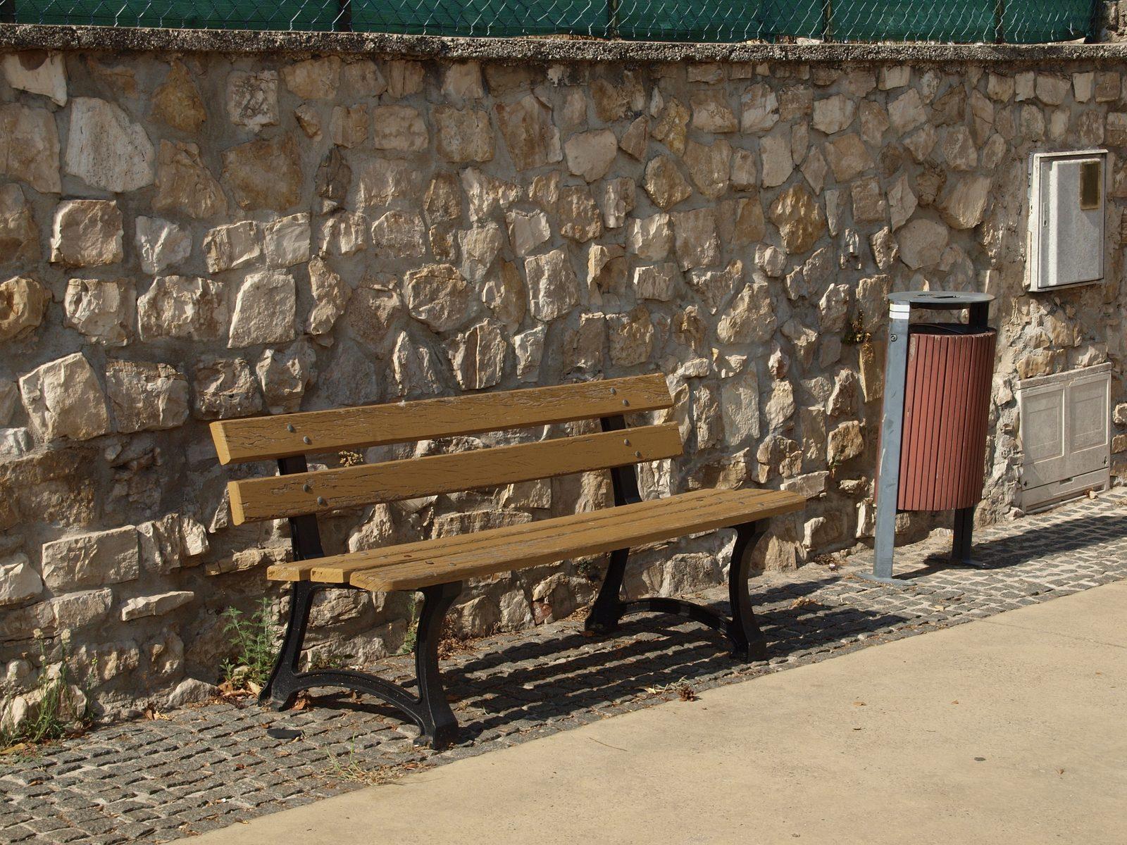 La place de la mairie de Meyreuil
