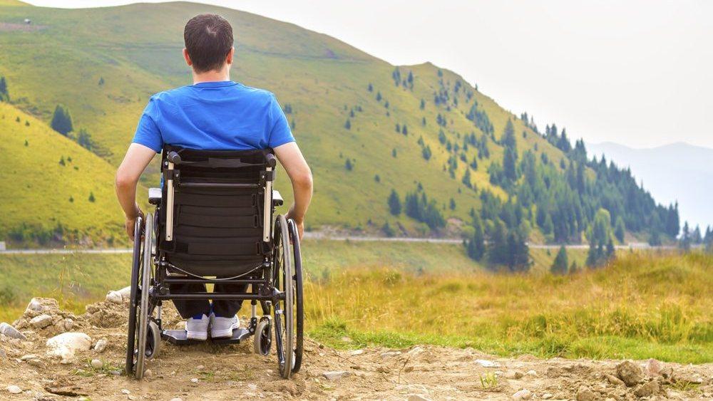 Une personne en fauteuil roulant