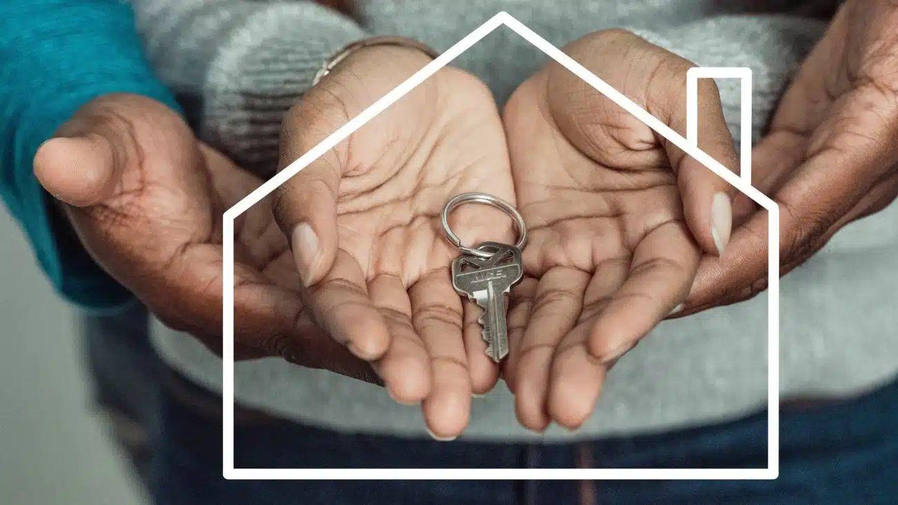 Des clés de maison et un contrat