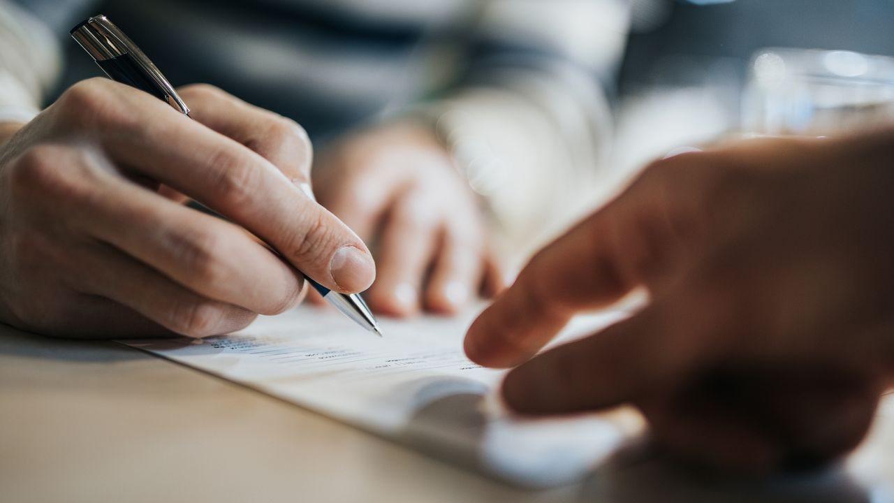 Des documents d'épargne et une calculatrice