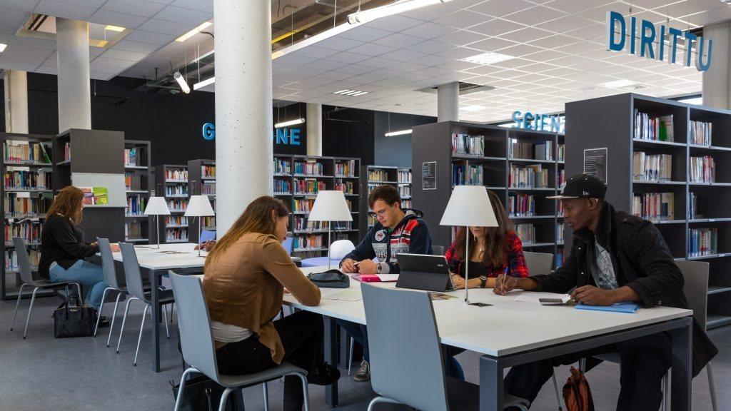 Des étudiants dans une bibliothèque