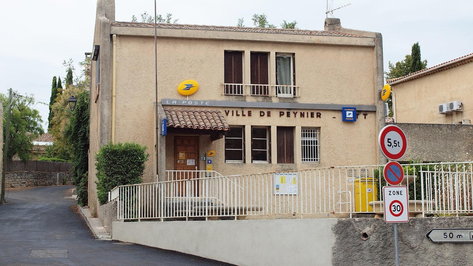 Le bureau de poste, à Peynier