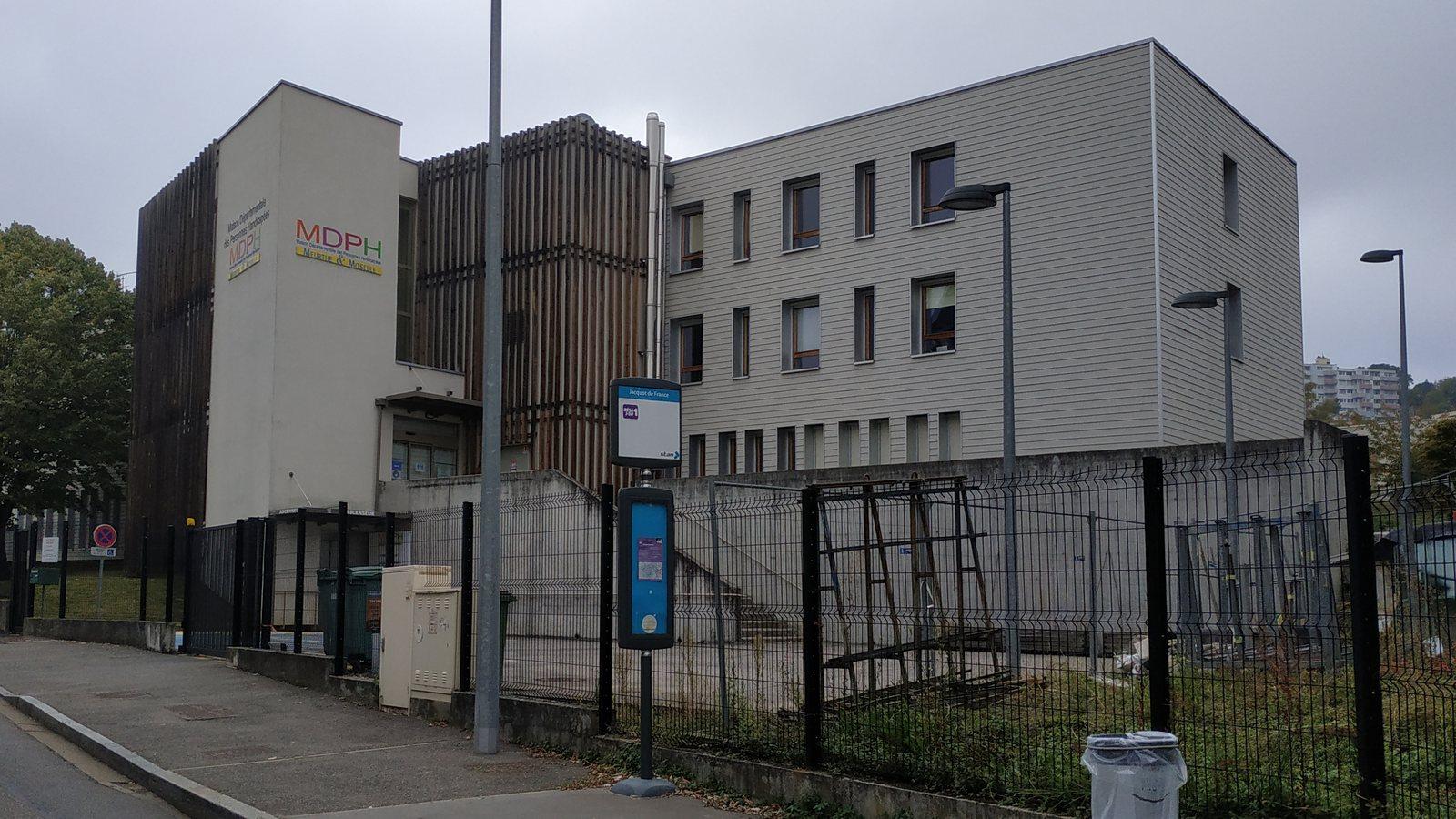 Le bâtiment d'une maison départementale des personnes handicapées, avec l'enseigne MDPH sur sa façade