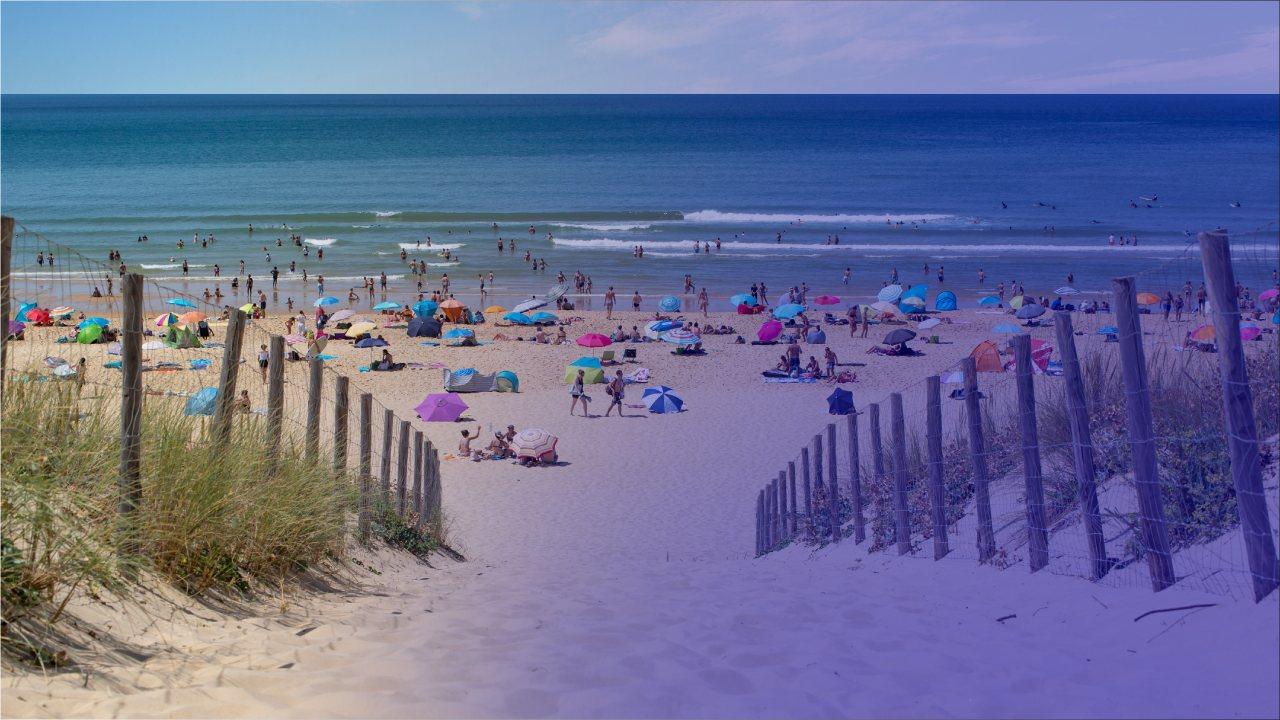 Une famille en vacances avec des bagages
