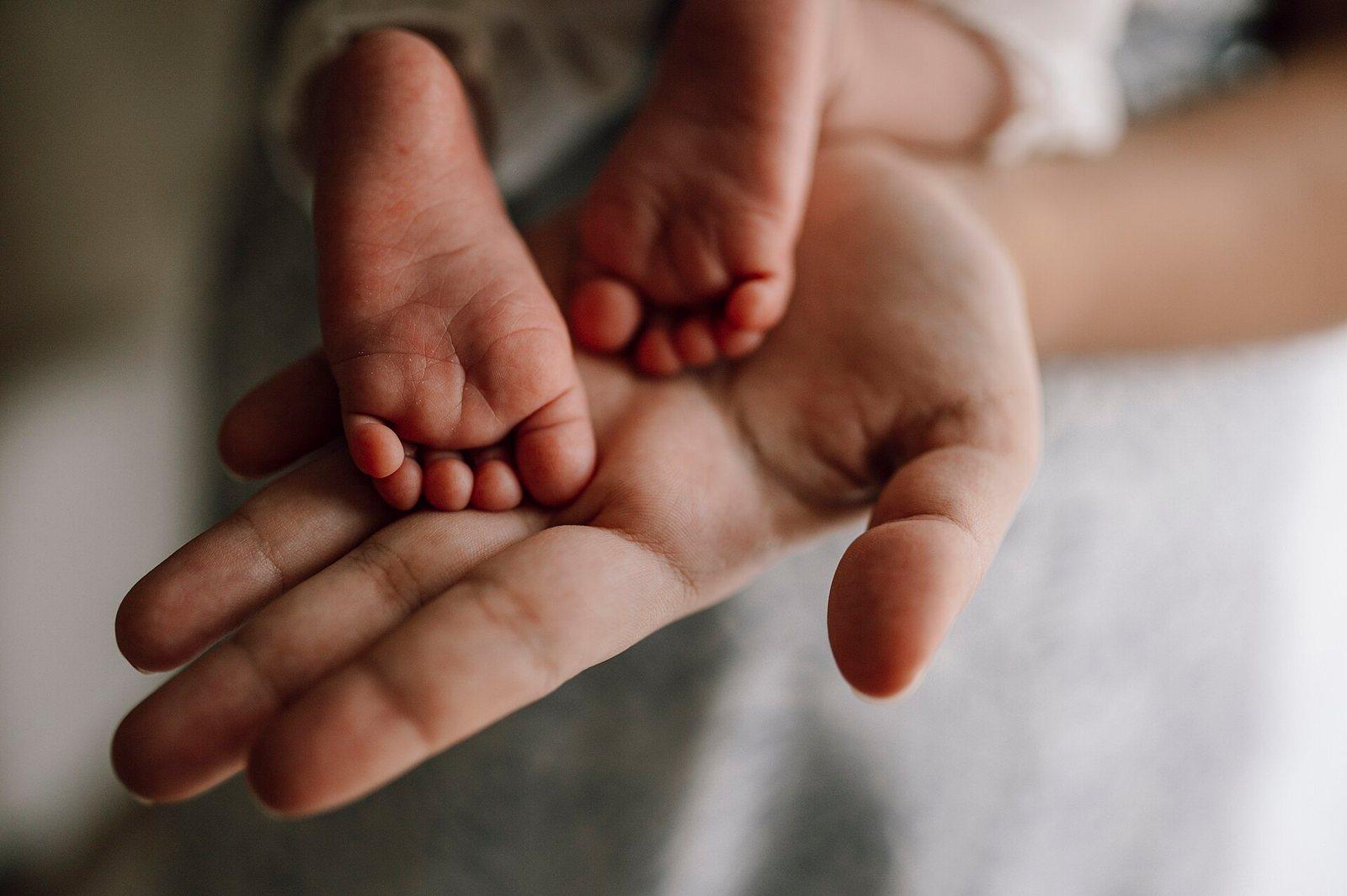 De jeunes parents avec leur nouveau-né