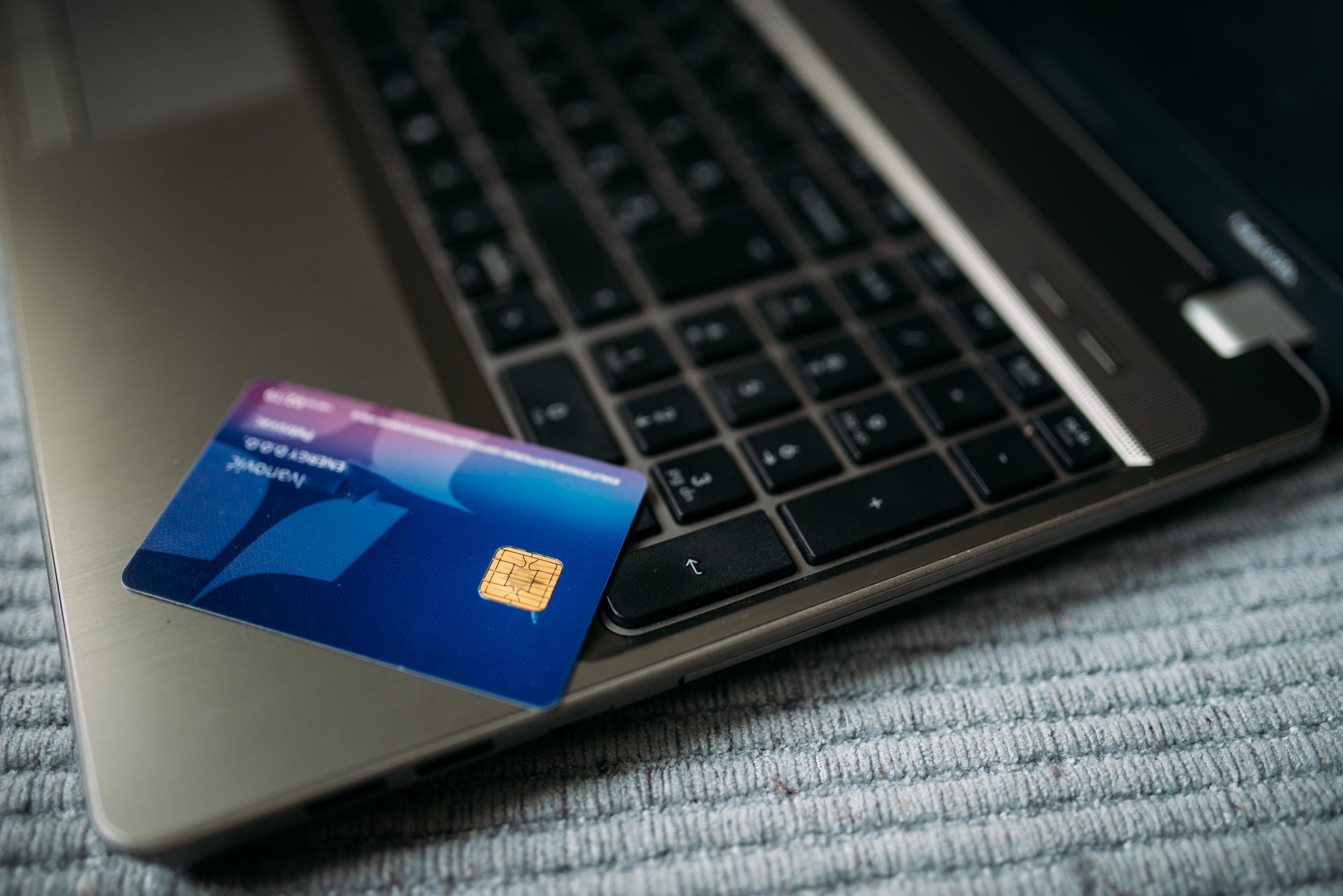Carte bancaire posée sur un ordinateur portable, gros plan