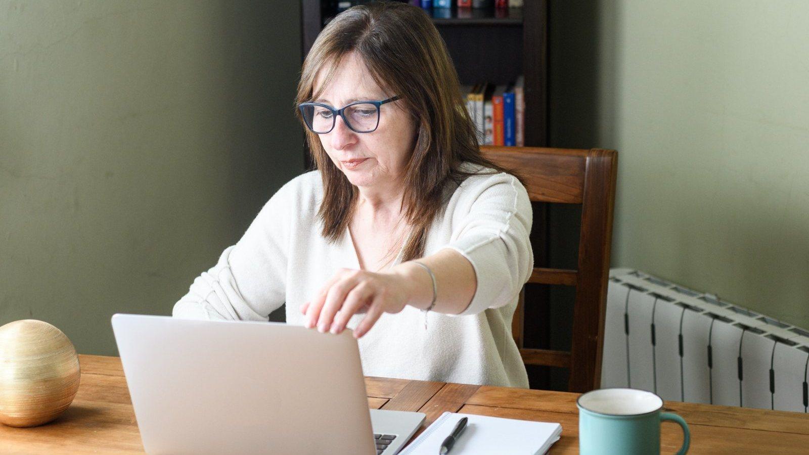 Un salarié senior à son bureau