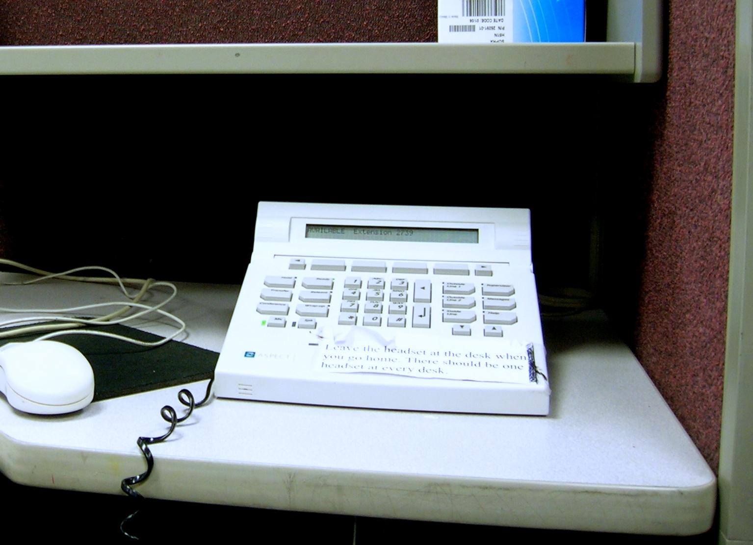 Des combinés téléphoniques dans un centre d'appels