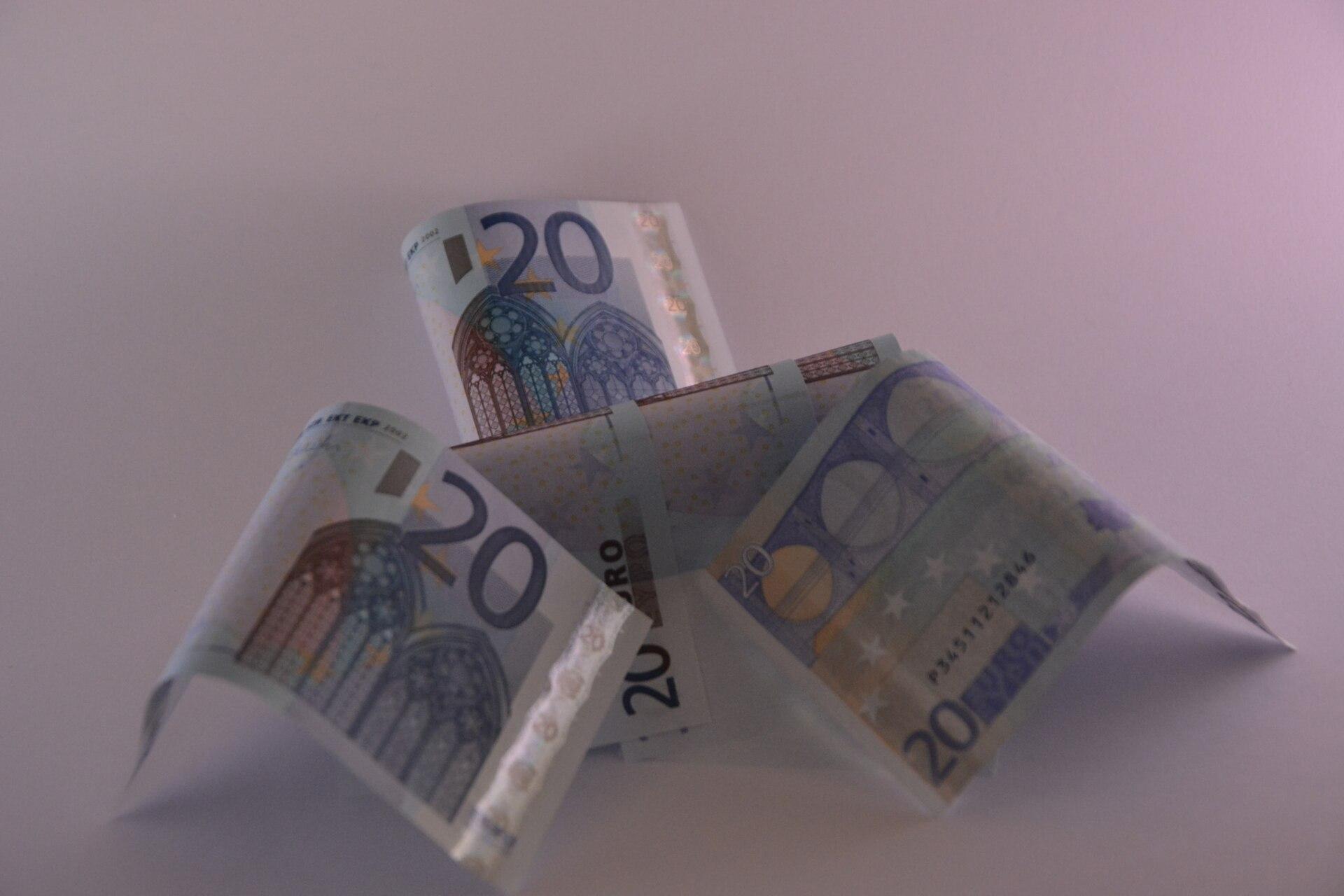 Des billets et des pièces en euros