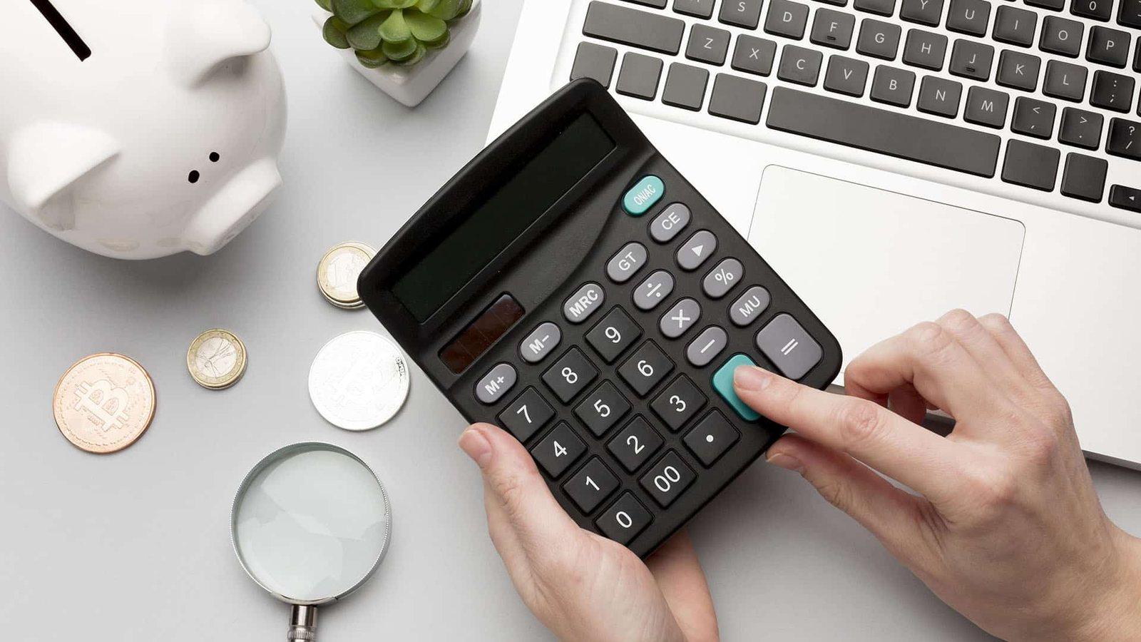 Un relevé bancaire et une calculatrice