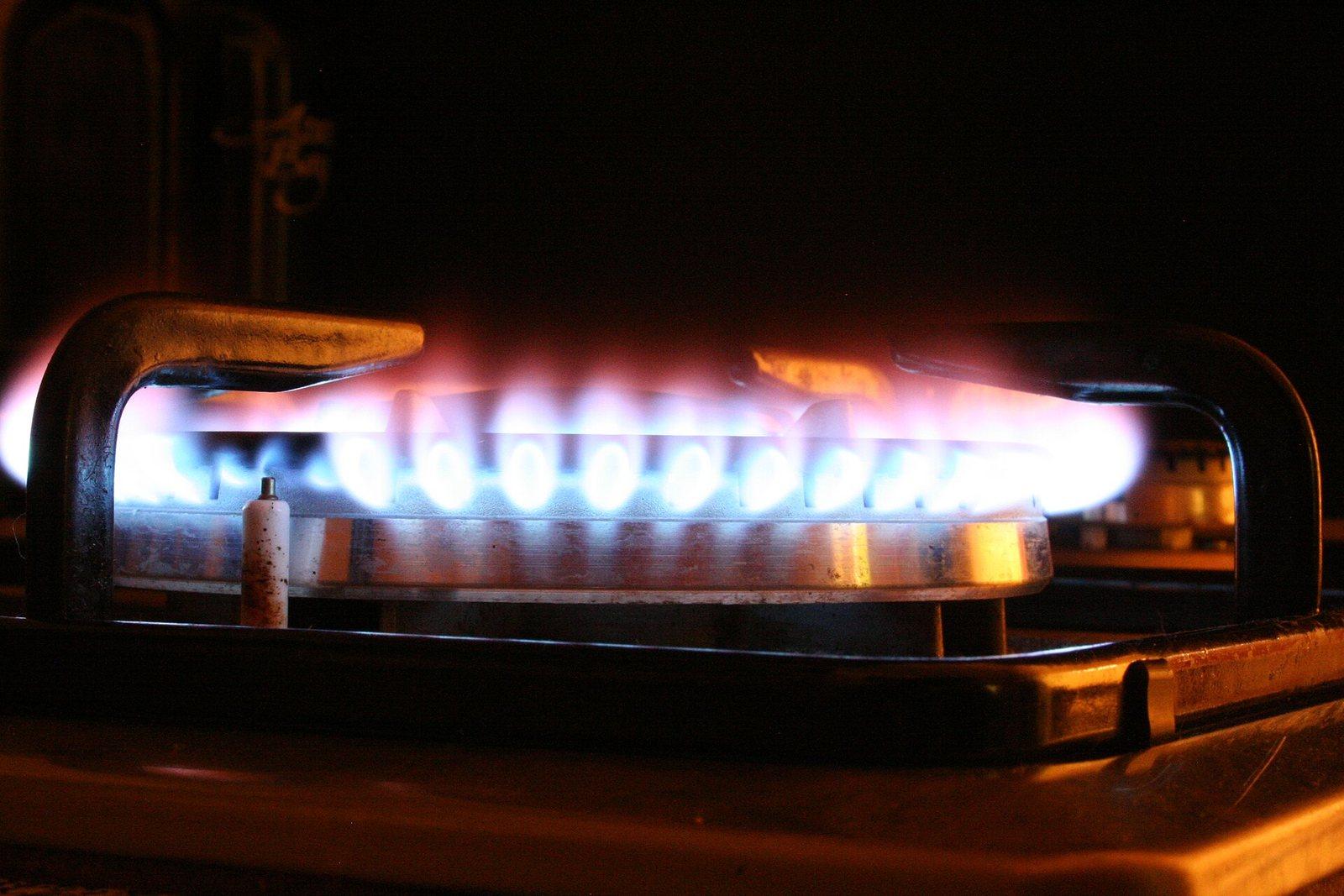 La flamme bleue d'une gazinière