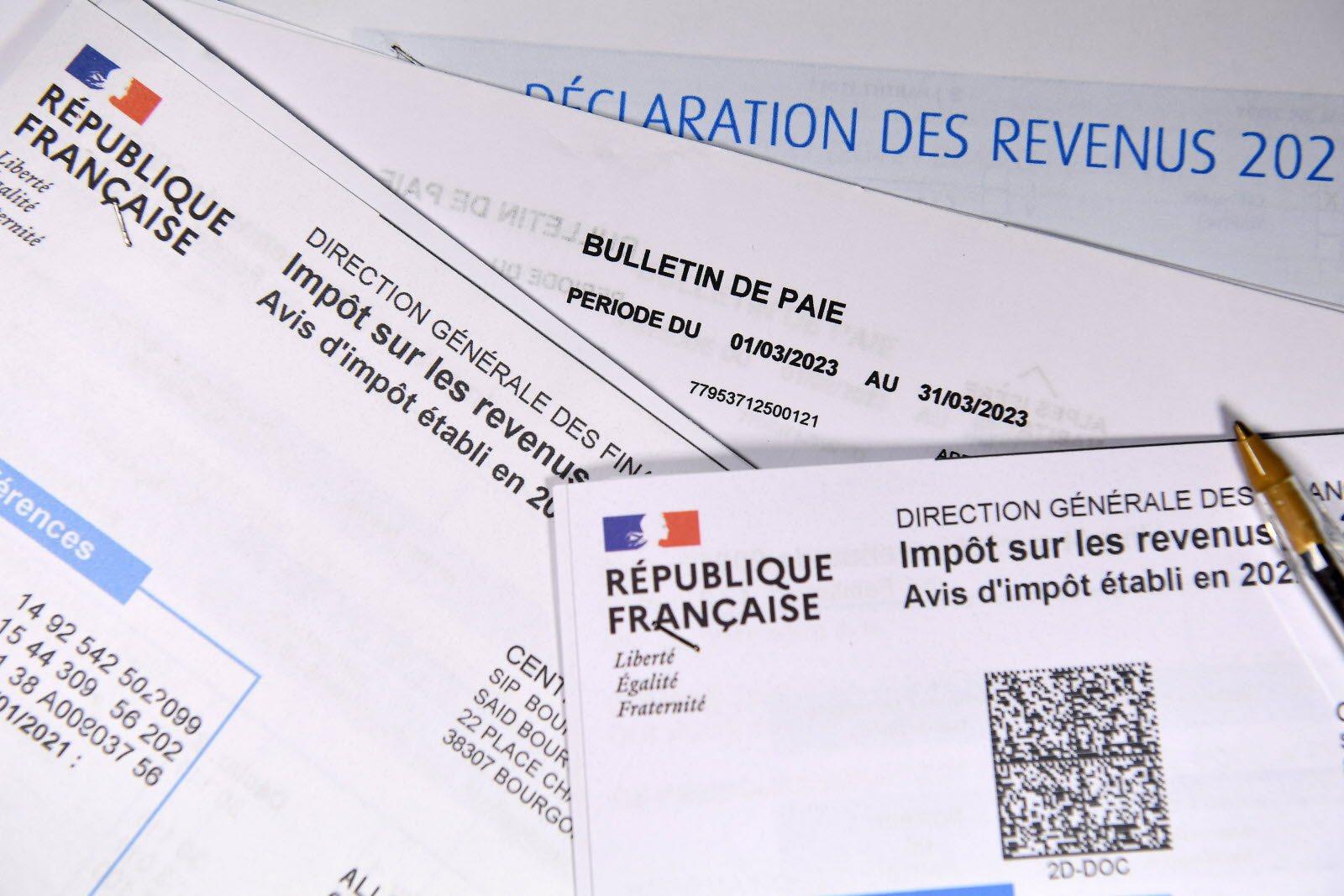 Un avis d imposition et une calculatrice