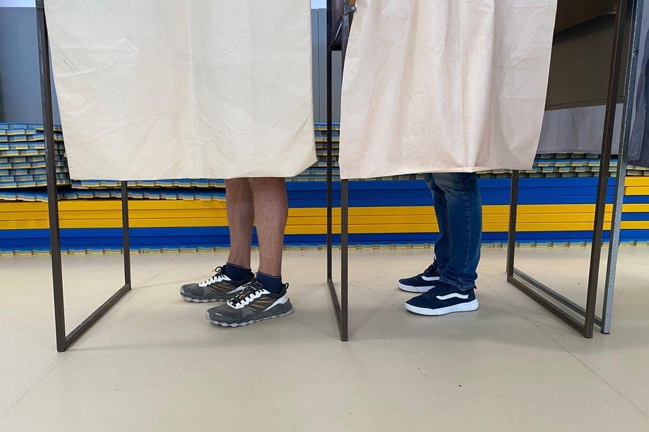 Une urne dans un bureau de vote