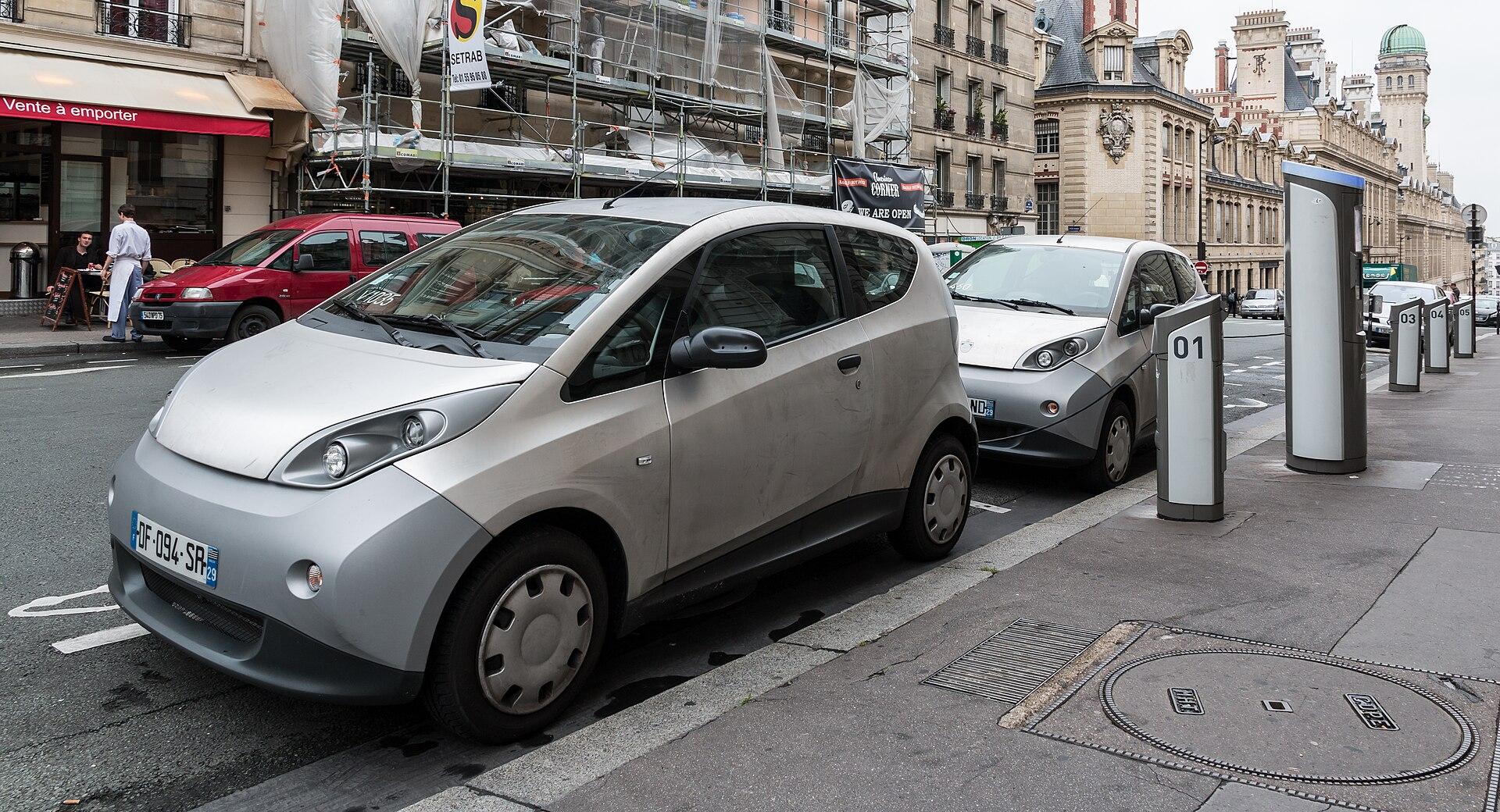 Une borne de recharge pour voiture électrique, à Paris