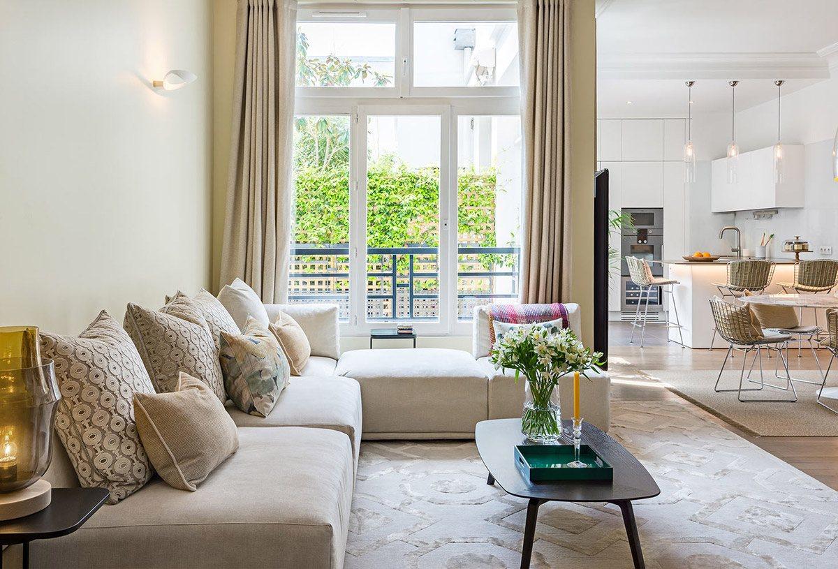 Le salon d'un appartement meublé