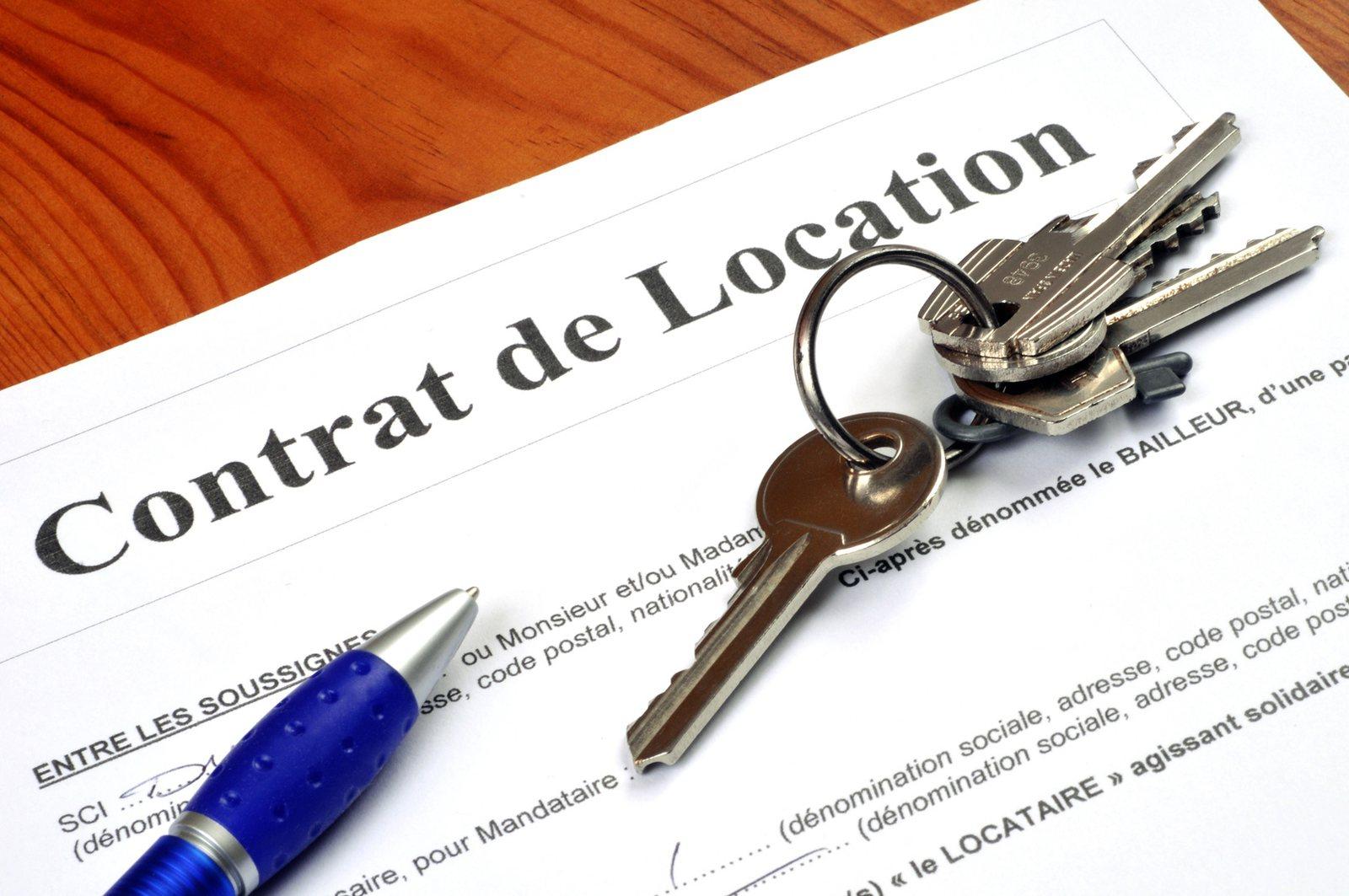 Des clés d'appartement et un contrat de location