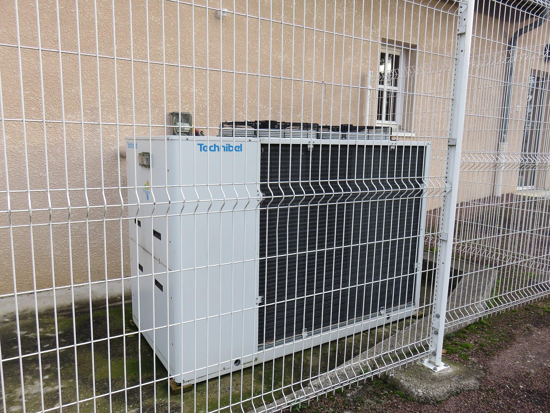 Une pompe à chaleur installée contre une maison