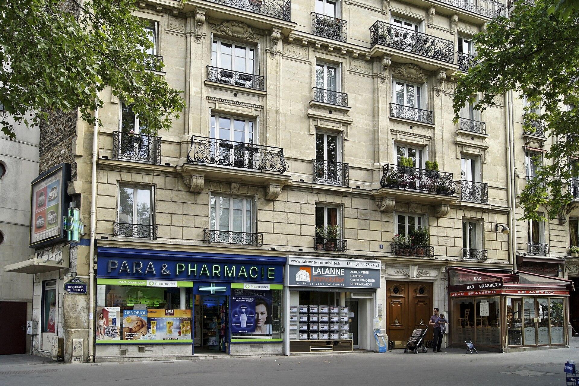 Vitrine d'une pharmacie parisienne, avec la croix verte lumineuse