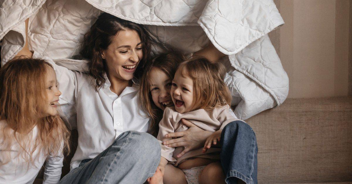 Un parent et son enfant main dans la main