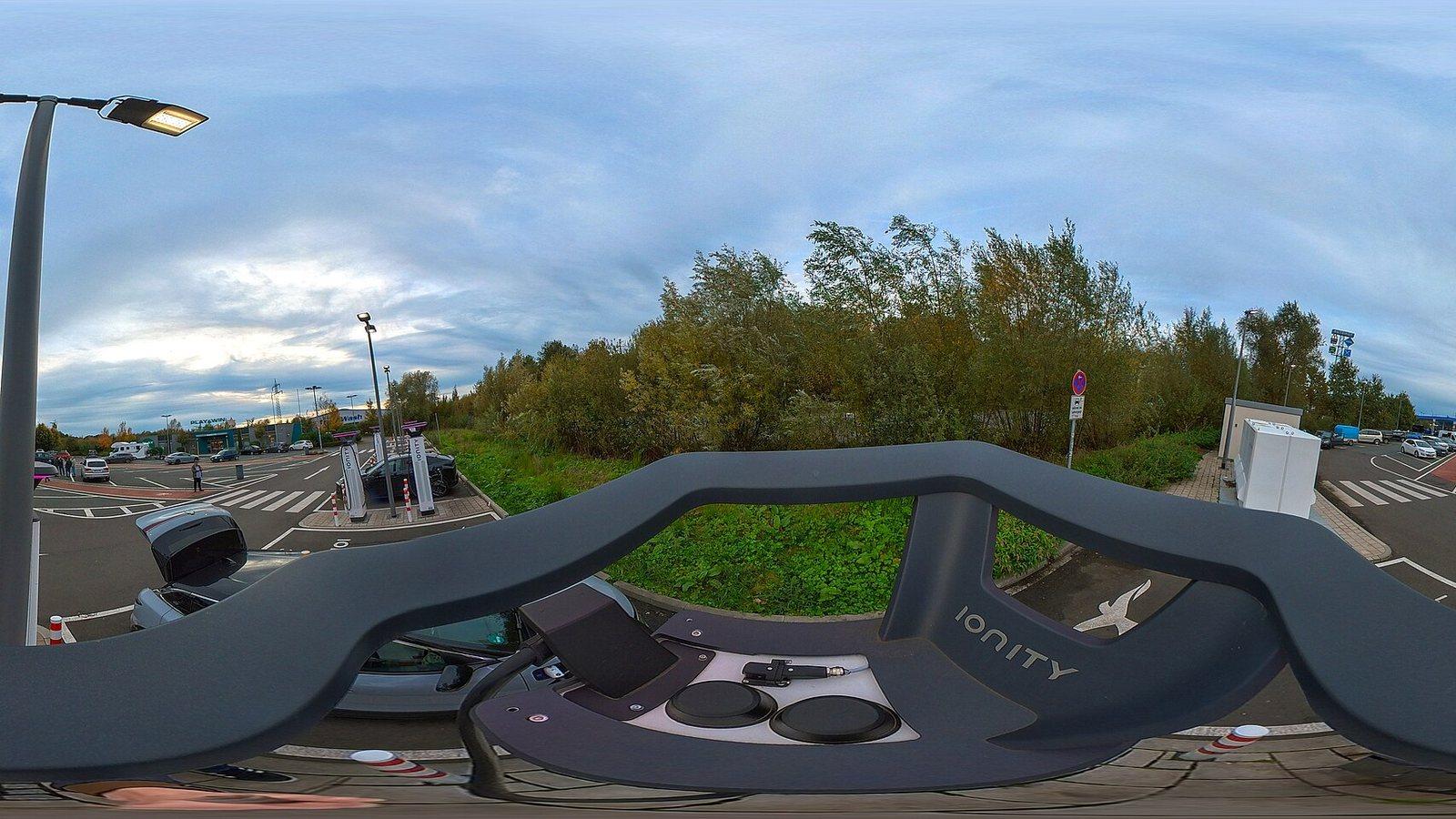Voiture électrique branchée à une borne de recharge rapide