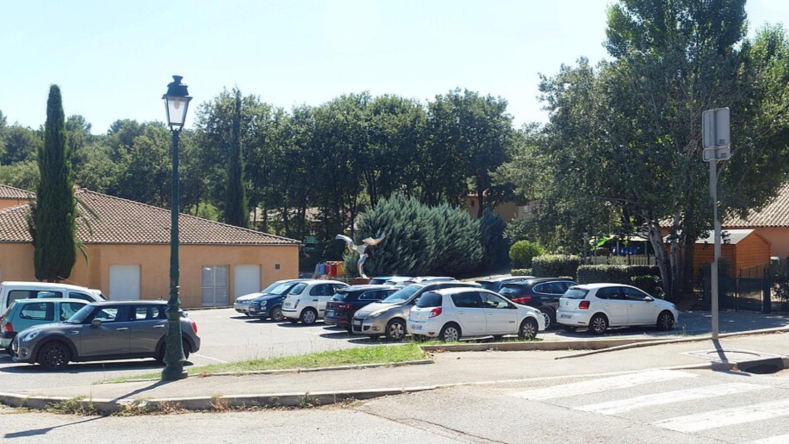 École et crèche, à Châteauneuf-le-Rouge