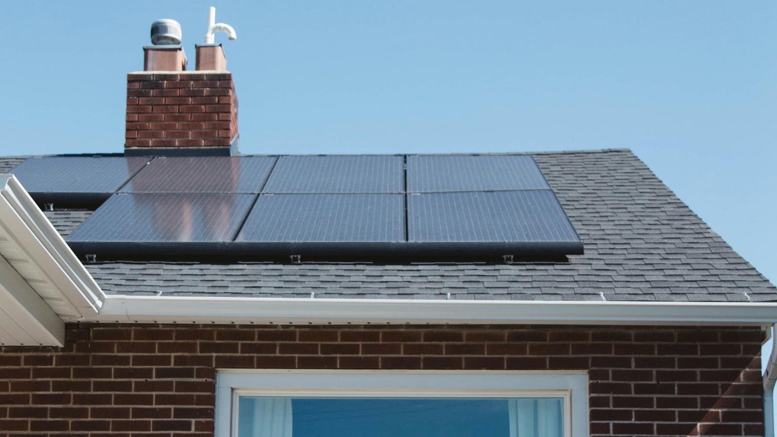 Des panneaux photovoltaïques installés sur le toit d'une maison