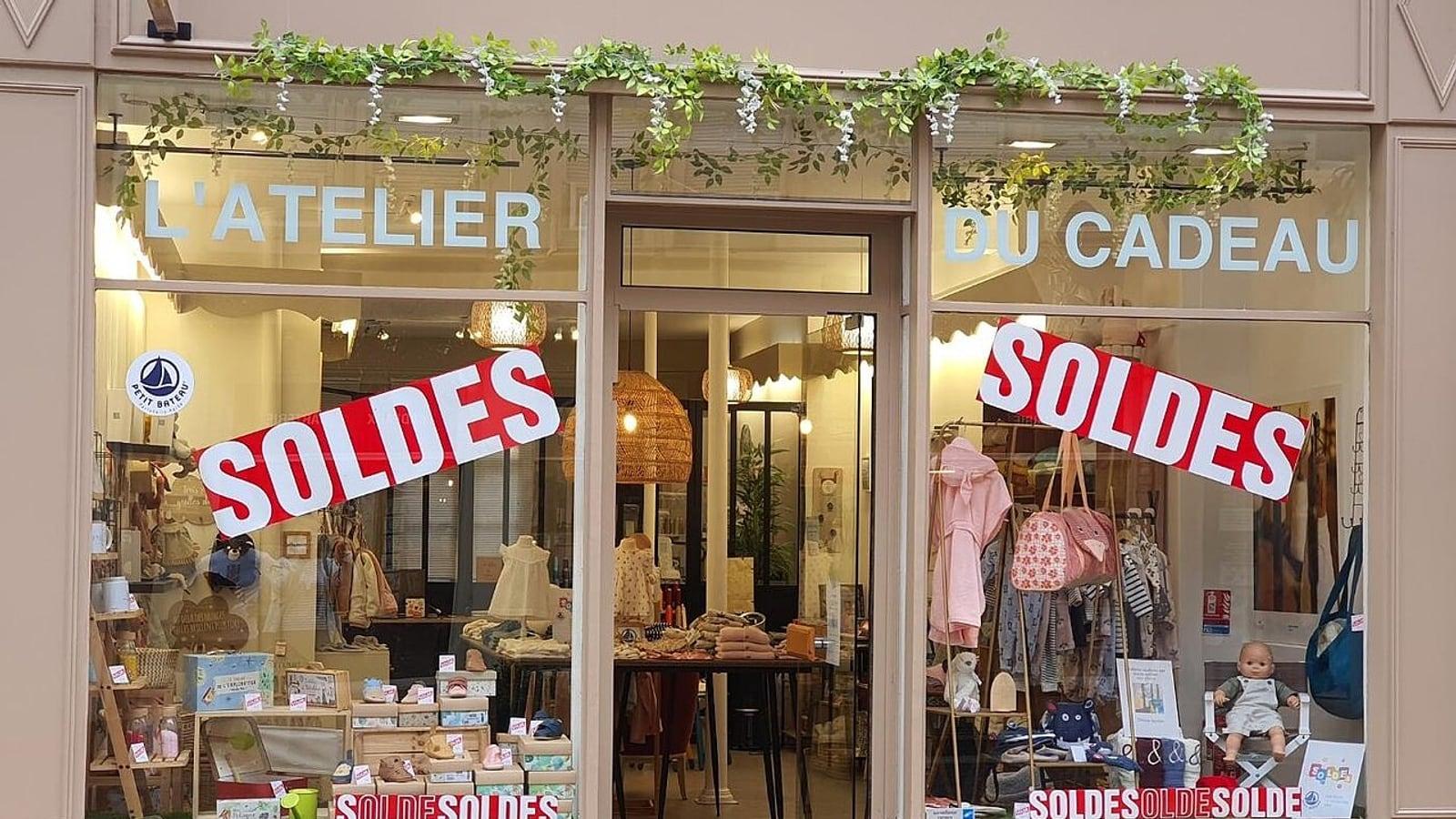 Une vitrine de magasin annonçant les soldes